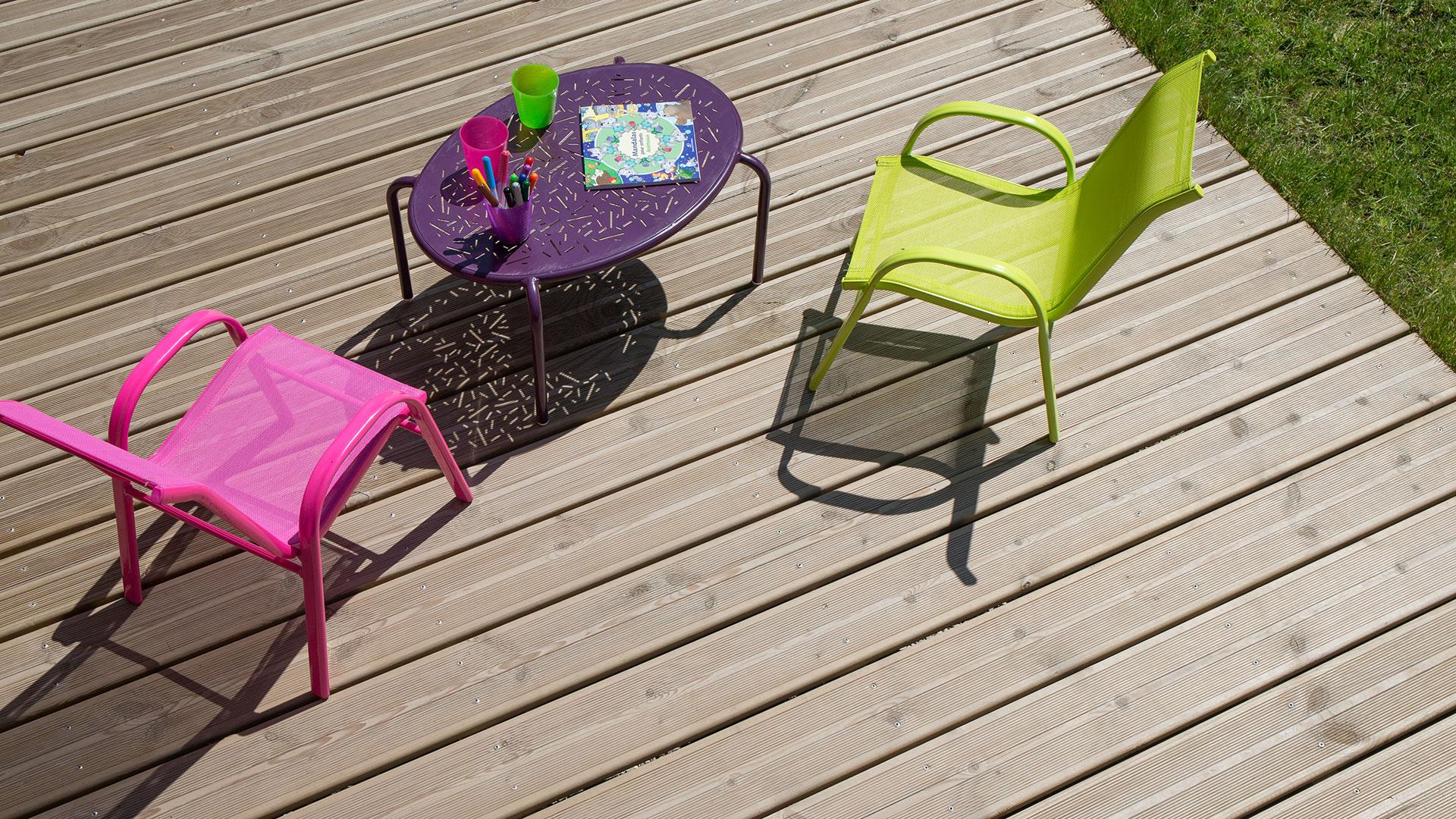 Terrasse en bois pin rouge rainure vert