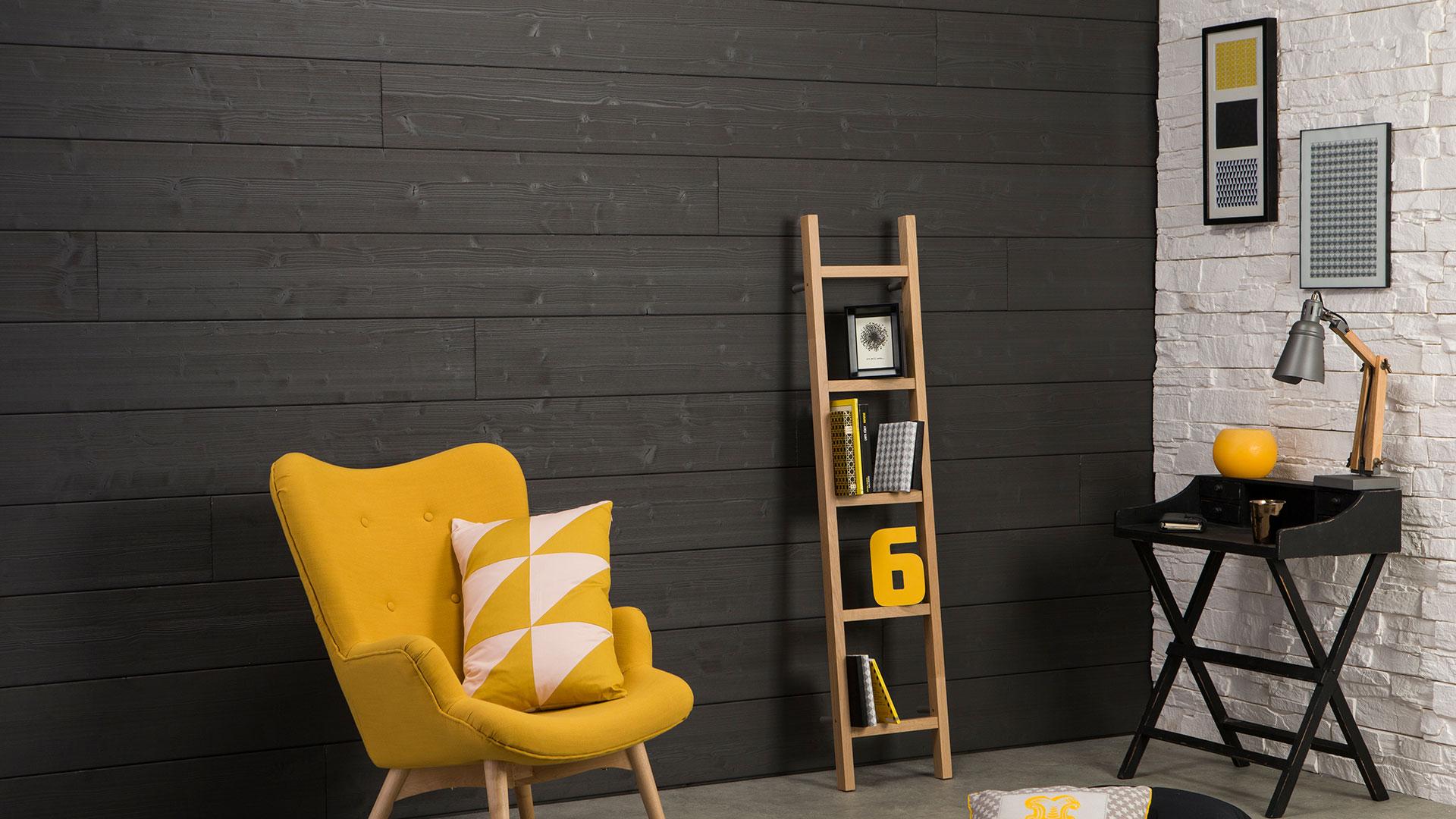 mur en lambris en bois de couleur noir