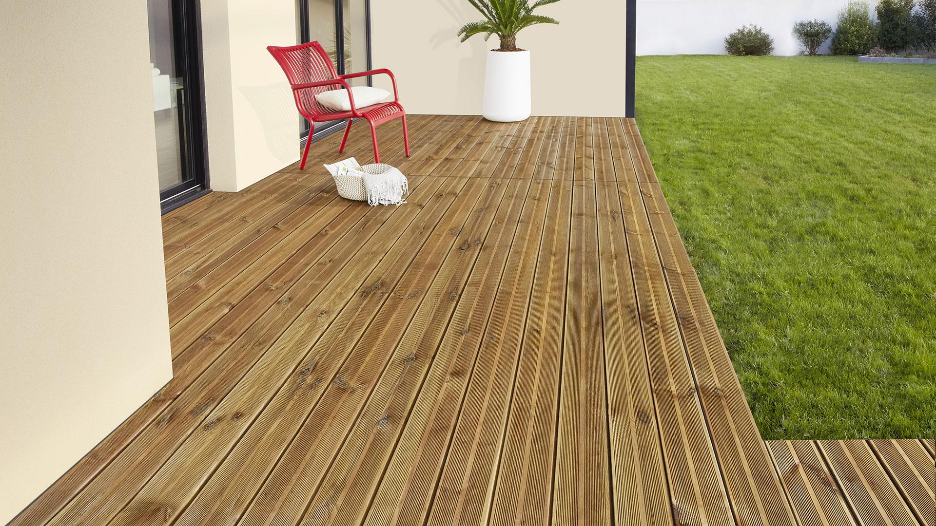 terrasse en bois de pin rouge du nord en claire voie