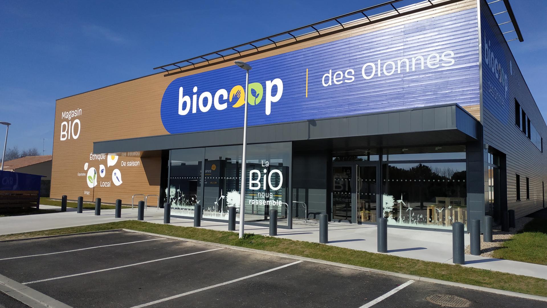 Magasin Biocoop avec un bardage bois natur sable