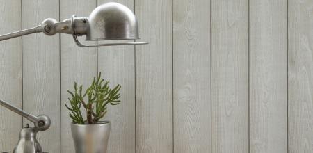 mur en lambris en bois gris