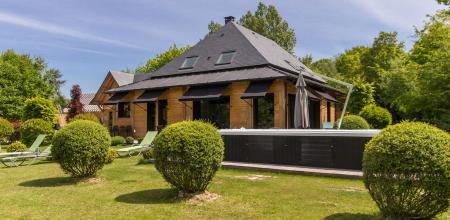 Maison de l'homme de bois avec bardage en bois